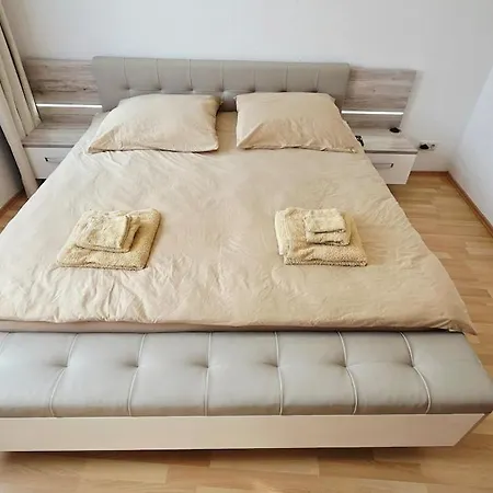 A-b-h Schoene 2r Whg, Ebk, Lift, Wifi, Xl Schlafcouch * Weißenfels