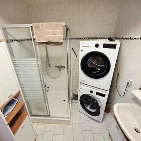 Apartament A-b-h Schoene 2r Whg, Ebk, Lift, Wifi, Xl Schlafcouch Weißenfels